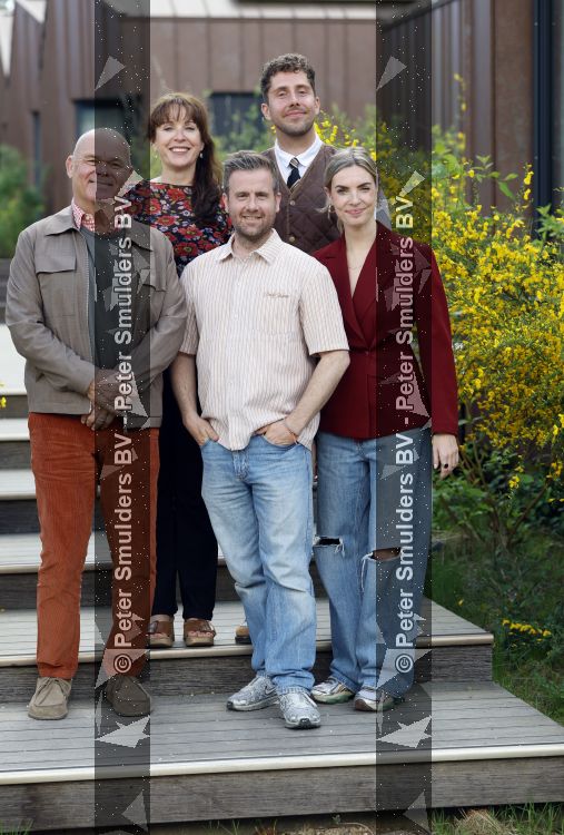 Hoenderloo 7 mei 2026
Perspresentatie cast musical We zijn toch familie -. De cast bestaat uit : Paul de Leeuw, Annick Boer, Bart van Veldhoven, Martijn Kardol en RenÃ©e de Gruijl