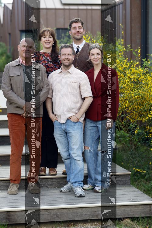 Hoenderloo 7 mei 2026
Perspresentatie cast musical We zijn toch familie -. De cast bestaat uit : Paul de Leeuw, Annick Boer, Bart van Veldhoven, Martijn Kardol en RenÃ©e de Gruijl
