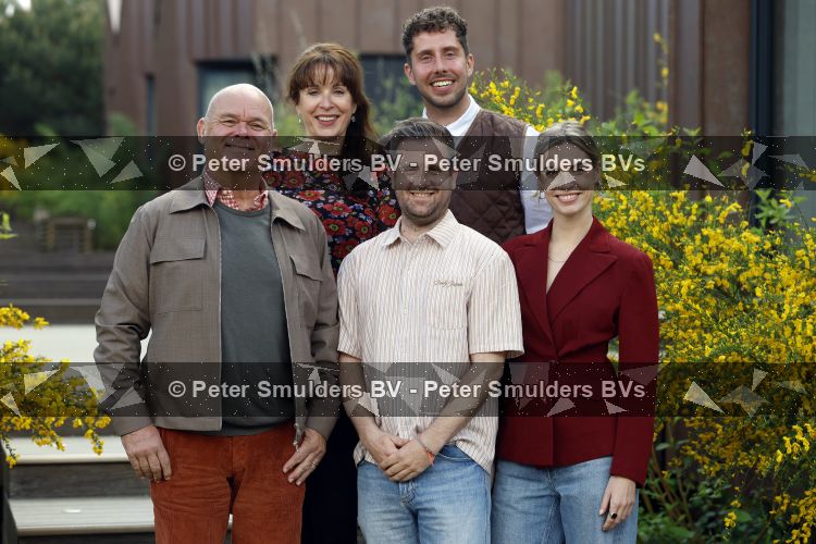 Hoenderloo 7 mei 2026
Perspresentatie cast musical We zijn toch familie -. De cast bestaat uit : Paul de Leeuw, Annick Boer, Bart van Veldhoven, Martijn Kardol en RenÃ©e de Gruijl