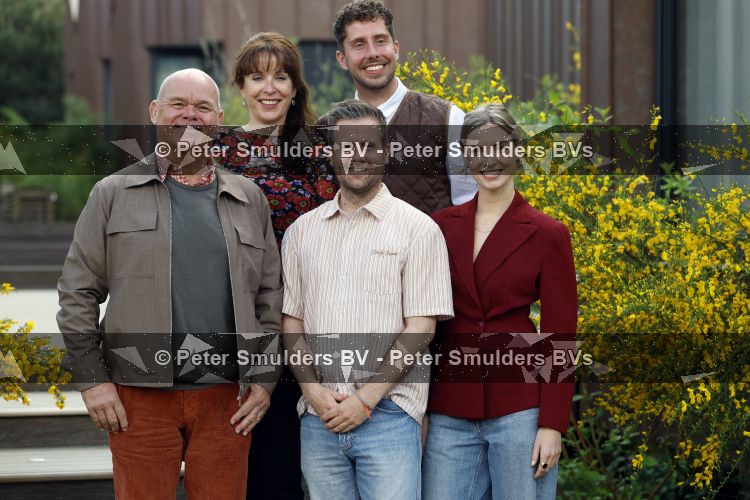 Hoenderloo 7 mei 2026
Perspresentatie cast musical We zijn toch familie -. De cast bestaat uit : Paul de Leeuw, Annick Boer, Bart van Veldhoven, Martijn Kardol en RenÃ©e de Gruijl