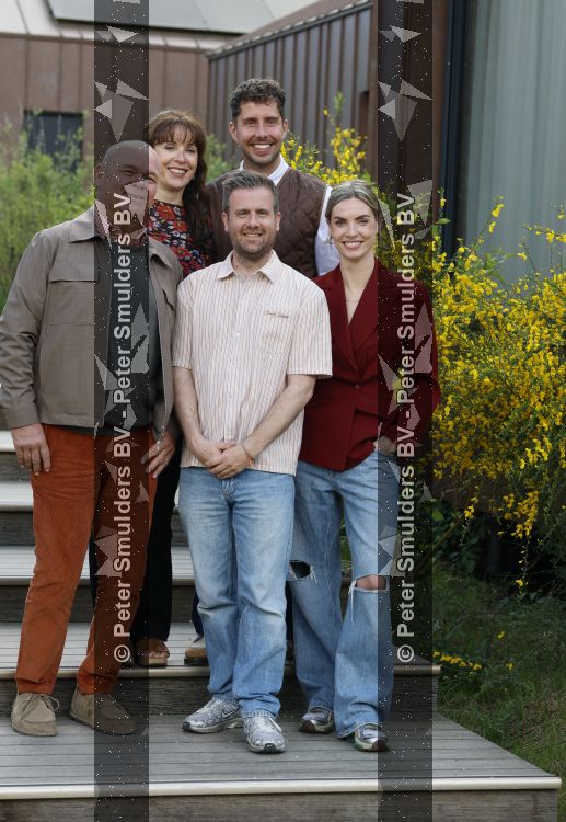 Hoenderloo 7 mei 2026
Perspresentatie cast musical We zijn toch familie -. De cast bestaat uit : Paul de Leeuw, Annick Boer, Bart van Veldhoven, Martijn Kardol en RenÃ©e de Gruijl