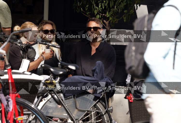 Amsterdam 29 mei 2026
Chantal janzen met haar man Marcel Geeratz op terras .