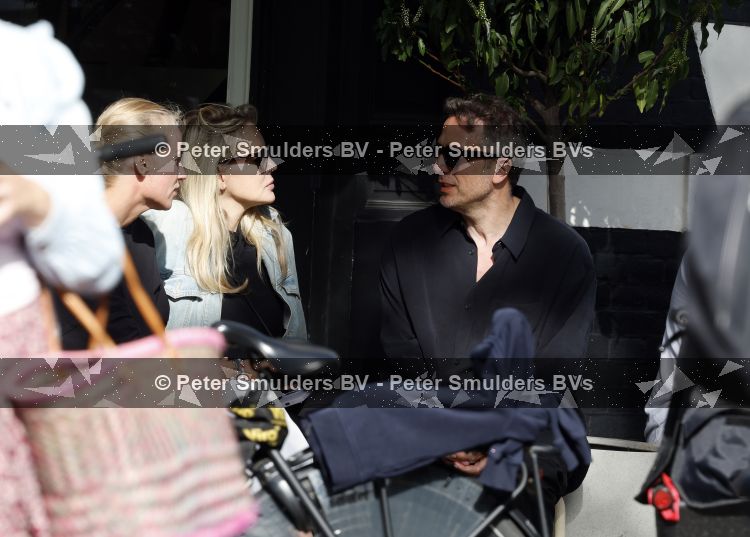 Amsterdam 29 mei 2026
Chantal janzen met haar man Marcel Geeratz op terras .