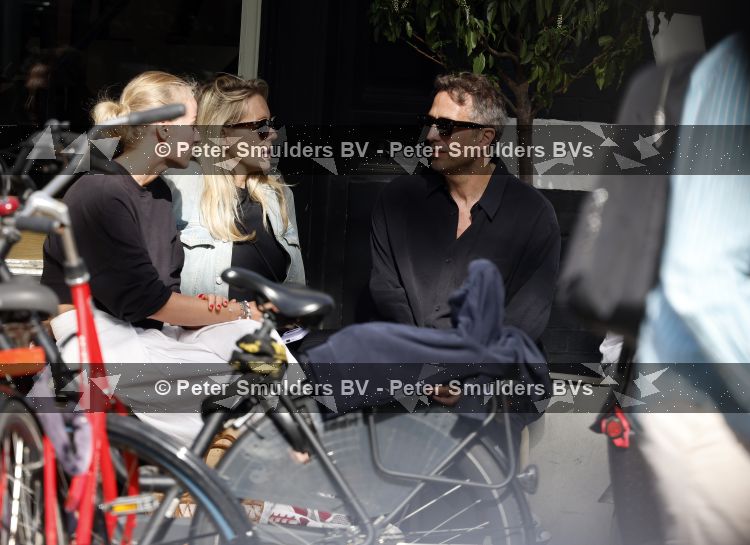 Amsterdam 29 mei 2026
Chantal janzen met haar man Marcel Geeratz op terras .