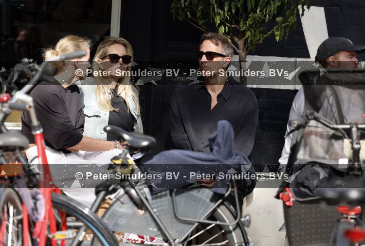 Amsterdam 29 mei 2026
Chantal janzen met haar man Marcel Geeratz op terras .