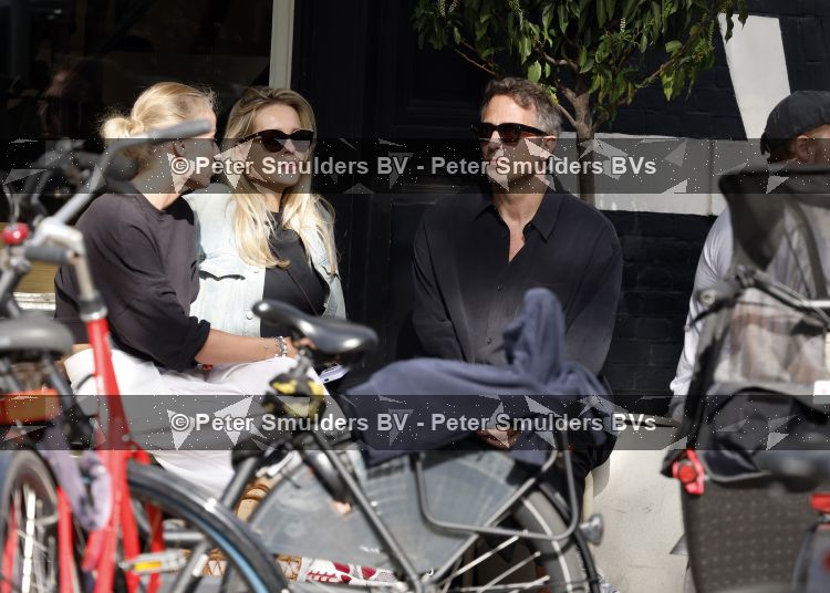 Amsterdam 29 mei 2026
Chantal janzen met haar man Marcel Geeratz op terras .