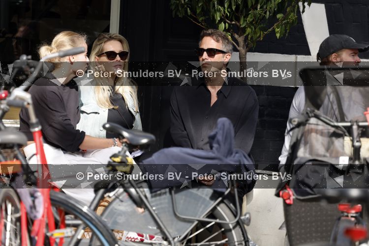 Amsterdam 29 mei 2026
Chantal janzen met haar man Marcel Geeratz op terras .