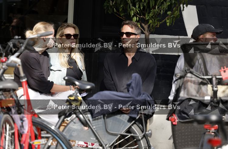 Amsterdam 29 mei 2026
Chantal janzen met haar man Marcel Geeratz op terras .