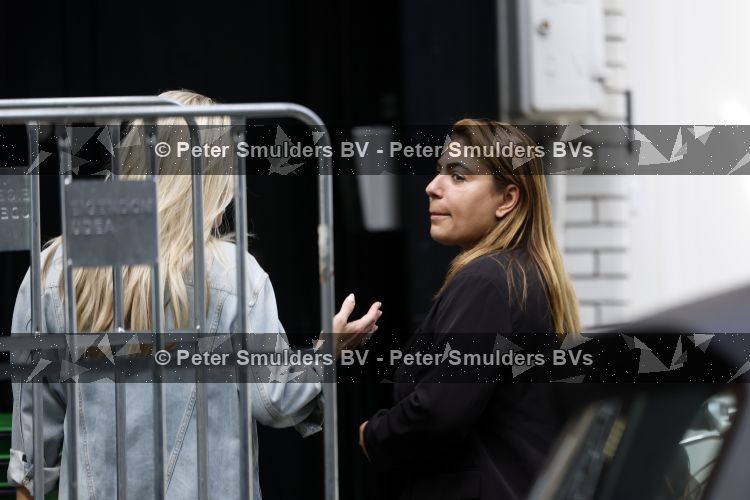 Amsterdam 29 mei 2026
Chantal janzen met  Yesim Candan op straat in Amsterdam zuid 
