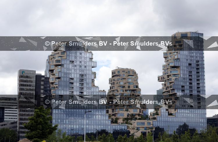 Amsterdam 12 juni 2026
Emma Heesters loopt met oortjes in door Amsterdam zuid naar appartementen complex The Valley 