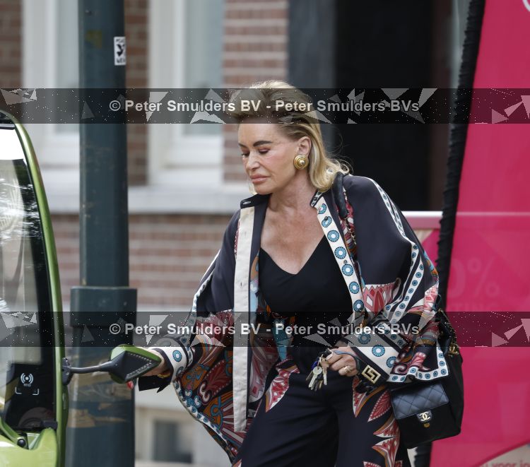 Amsterdam 20 mei 2026
Connie Witteman in haar CCCC karretje in Amsterdam zuid.