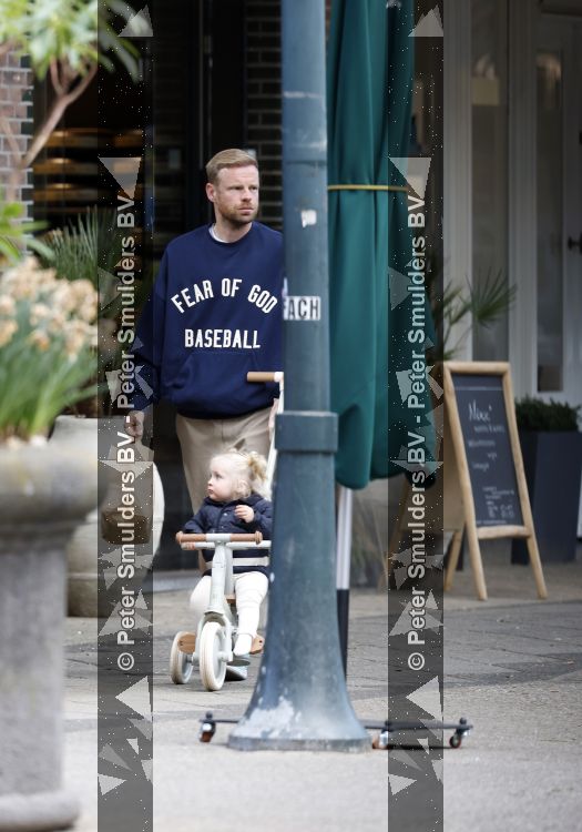 Amsterdam 7 mei 2026
Davy Klaassen aan het winkelen met zijn dochtertje 