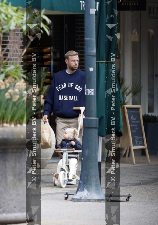 Amsterdam 7 mei 2026
Davy Klaassen aan het winkelen met zijn dochtertje 