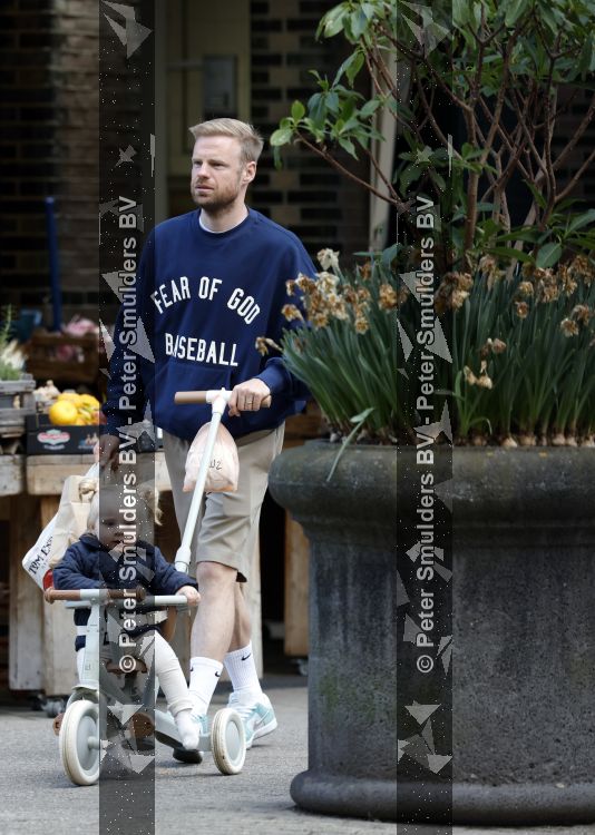 Amsterdam 7 mei 2026
Davy Klaassen aan het winkelen met zijn dochtertje 