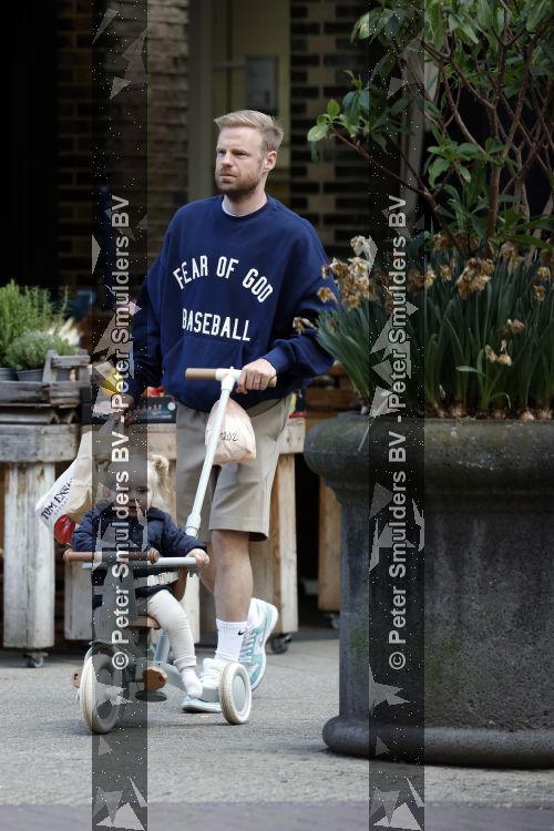 Amsterdam 7 mei 2026
Davy Klaassen aan het winkelen met zijn dochtertje 