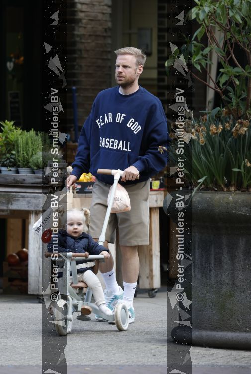 Amsterdam 7 mei 2026
Davy Klaassen aan het winkelen met zijn dochtertje 