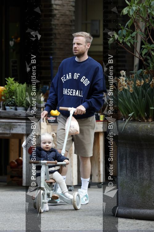Amsterdam 7 mei 2026
Davy Klaassen aan het winkelen met zijn dochtertje 