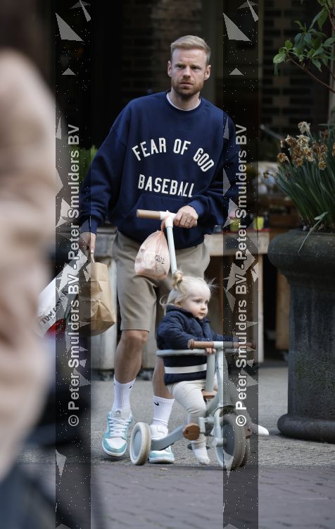 Amsterdam 7 mei 2026
Davy Klaassen aan het winkelen met zijn dochtertje 
