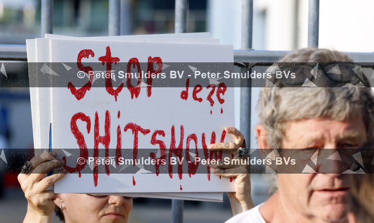 Amsterdam 21 juni 2026
Show Thijs Romer bij de Schram studios . De Dolle Minas komen protesteren tegen de show. demonstranten 