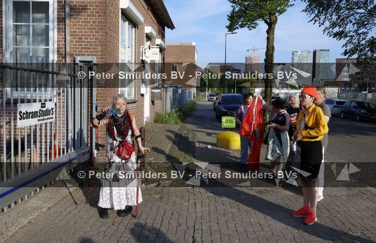 Amsterdam 21 juni 2026
Show Thijs Romer bij de Schram studios . De Dolle Minas komen protesteren tegen de show. demonstranten 
