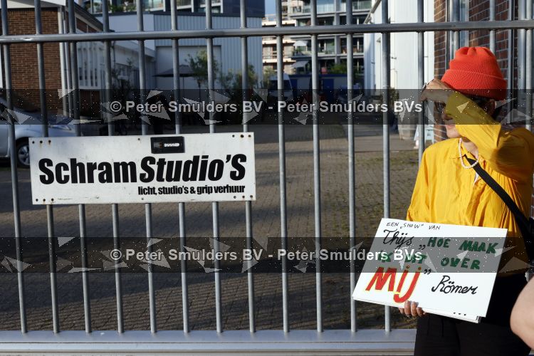 Amsterdam 21 juni 2026
Show Thijs Romer bij de Schram studios . De Dolle Minas komen protesteren tegen de show. demonstranten 
