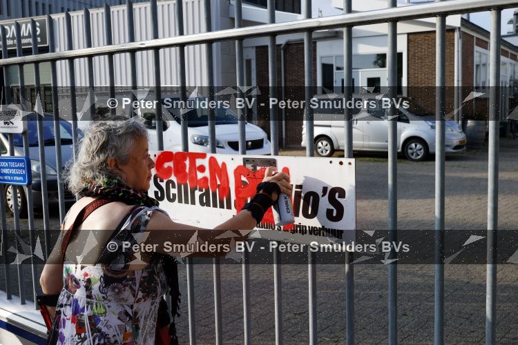 Amsterdam 21 juni 2026
Show Thijs Romer bij de Schram studios . De Dolle Minas komen protesteren tegen de show. demonstranten 