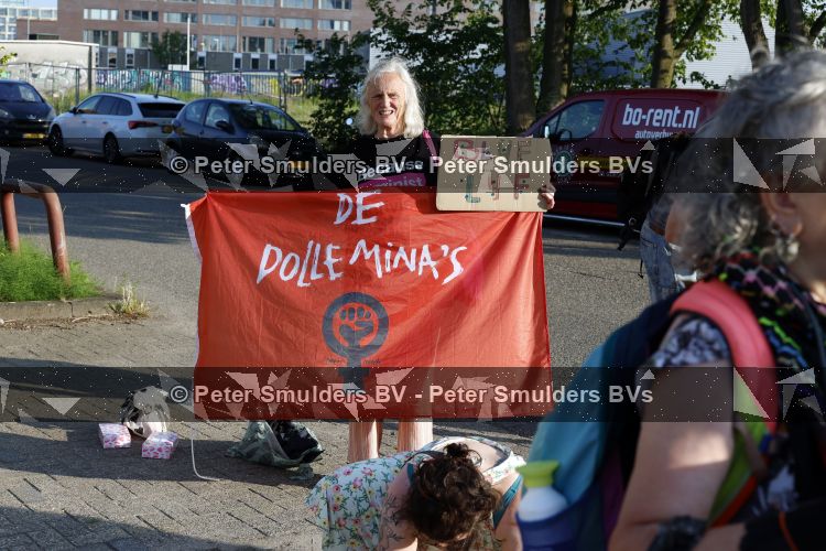 Amsterdam 21 juni 2026
Show Thijs Romer bij de Schram studios . De Dolle Minas komen protesteren tegen de show. demonstranten 