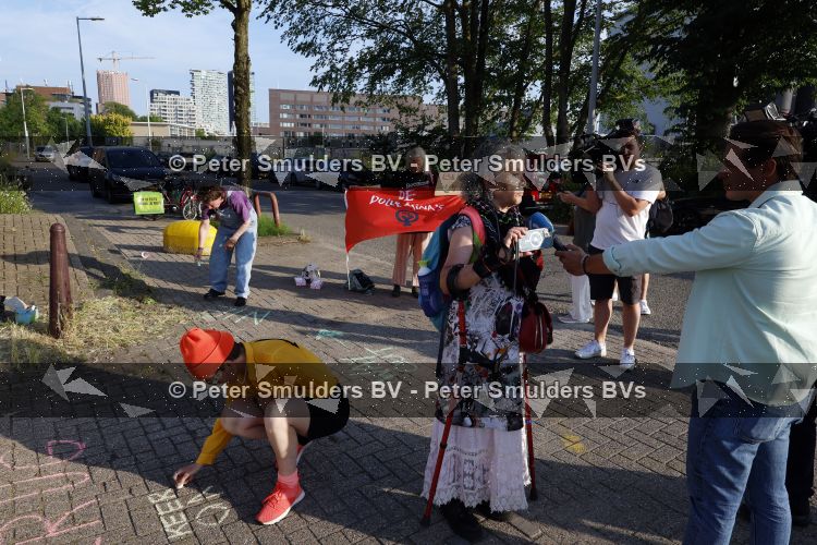 Amsterdam 21 juni 2026
Show Thijs Romer bij de Schram studios . De Dolle Minas komen protesteren tegen de show. demonstranten 