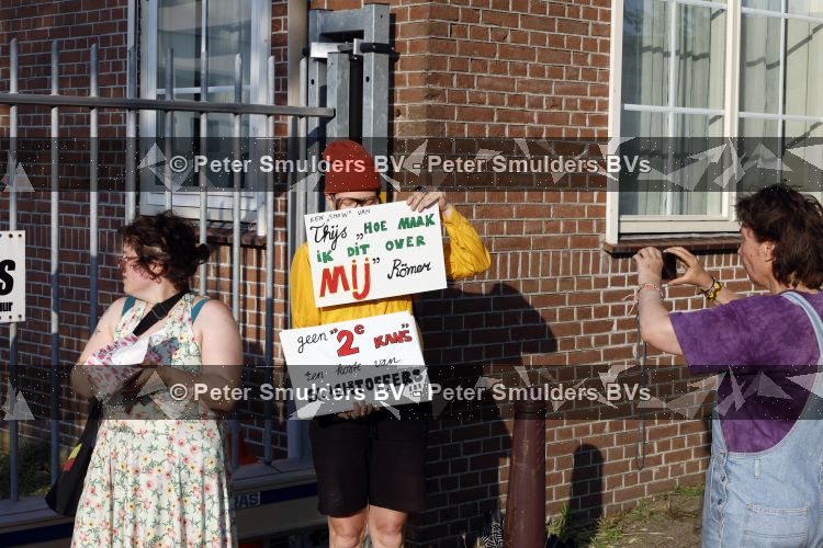 Amsterdam 21 juni 2026
Show Thijs Romer bij de Schram studios . De Dolle Minas komen protesteren tegen de show. demonstranten 