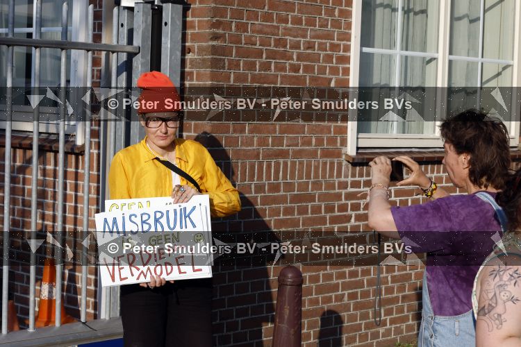 Amsterdam 21 juni 2026
Show Thijs Romer bij de Schram studios . De Dolle Minas komen protesteren tegen de show. demonstranten 