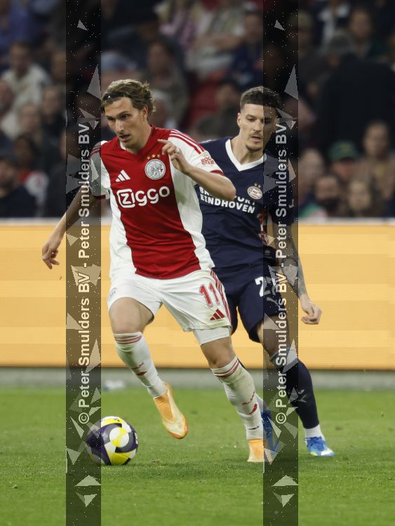 Amsterdam, 2 Mei 2026
Kompetitiewedstrijd AJAX-PSV, eindstand 2-2
Dennis Man en Mika Godts