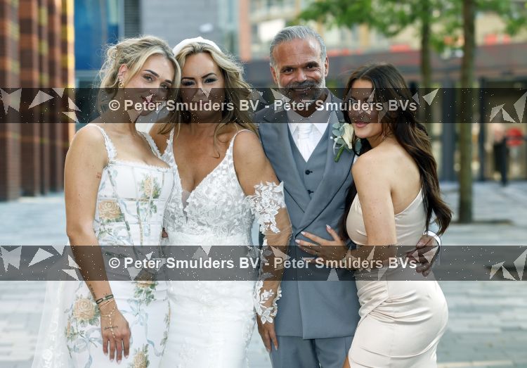 Nieuwegein 27 jumi 2026
Denny Braaf en zijn vrouw Germaine trouwen bij Wills in Nieuwegein . Dochters Noa Braaf en Luna Braaf 
