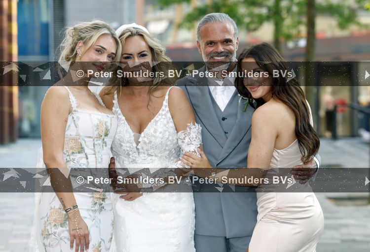 Nieuwegein 27 jumi 2026
Denny Braaf en zijn vrouw Germaine trouwen bij Wills in Nieuwegein . Dochters Noa Braaf en Luna Braaf 
