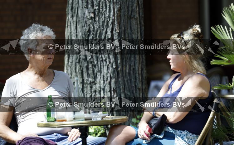 Amsterdam 16 juni 2026
Derk Bolt met een kennis op terras in Amsterdam zuid.
