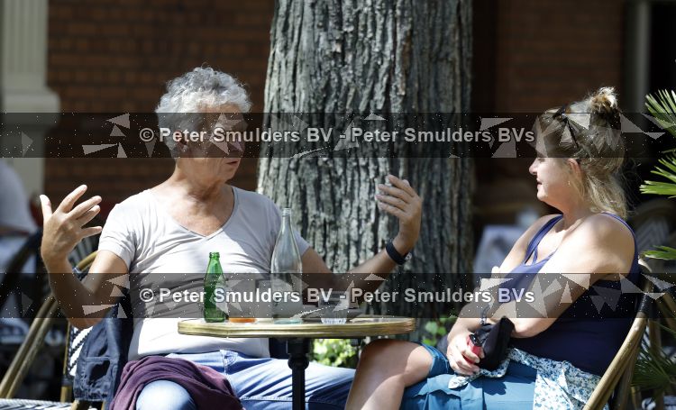 Amsterdam 16 juni 2026
Derk Bolt met een kennis op terras in Amsterdam zuid.