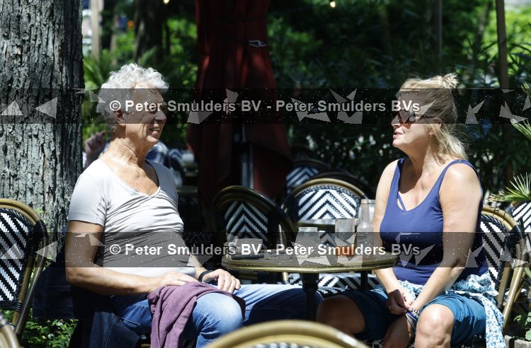 Amsterdam 16 juni 2026
Derk Bolt met een kennis op terras in Amsterdam zuid.