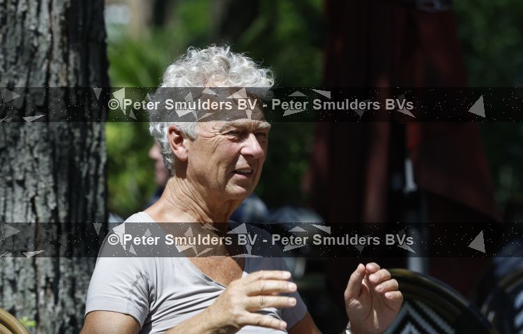 Amsterdam 16 juni 2026
Derk Bolt met een kennis op terras in Amsterdam zuid.
