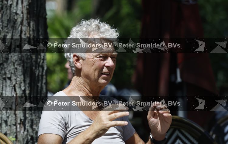 Amsterdam 16 juni 2026
Derk Bolt met een kennis op terras in Amsterdam zuid.