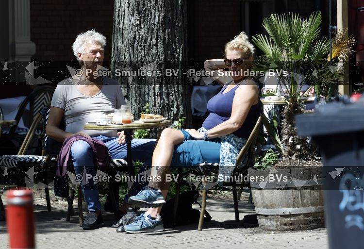 Amsterdam 16 juni 2026
Derk Bolt met een kennis op terras in Amsterdam zuid.
