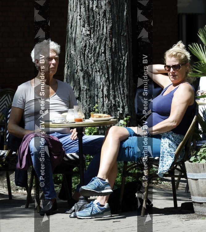 Amsterdam 16 juni 2026
Derk Bolt met een kennis op terras in Amsterdam zuid.