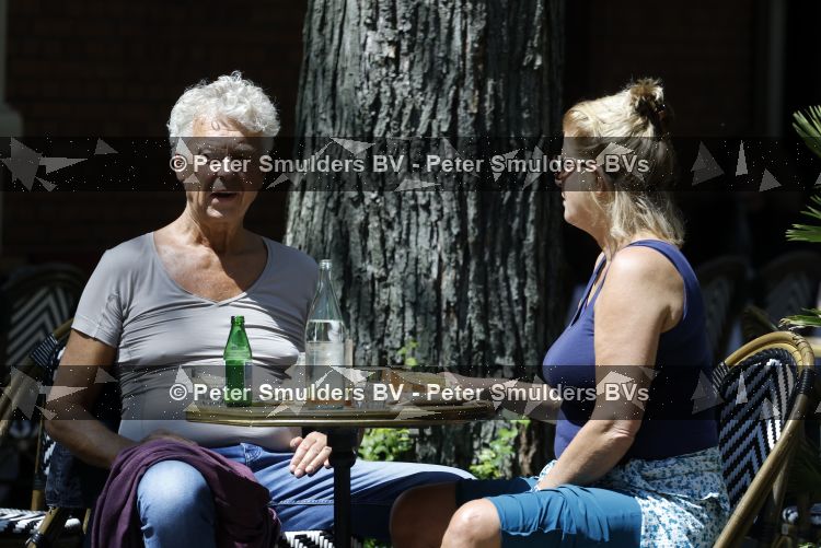 Amsterdam 16 juni 2026
Derk Bolt met een kennis op terras in Amsterdam zuid.