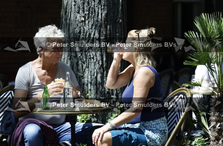 Amsterdam 16 juni 2026
Derk Bolt met een kennis op terras in Amsterdam zuid.