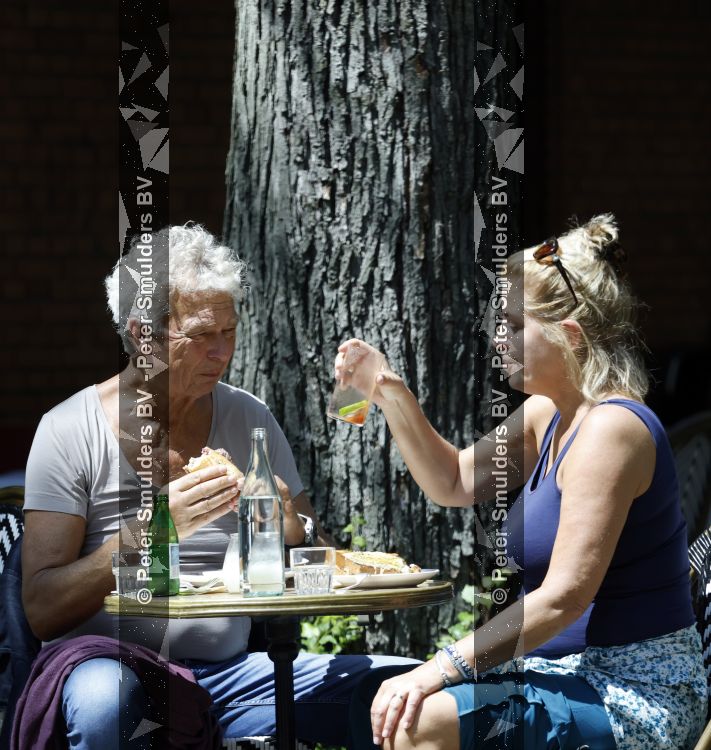 Amsterdam 16 juni 2026
Derk Bolt met een kennis op terras in Amsterdam zuid.