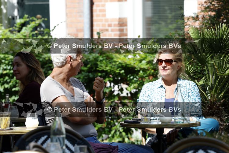 Amsterdam 16 juni 2026
Derk Bolt met een kennis op terras in Amsterdam zuid.