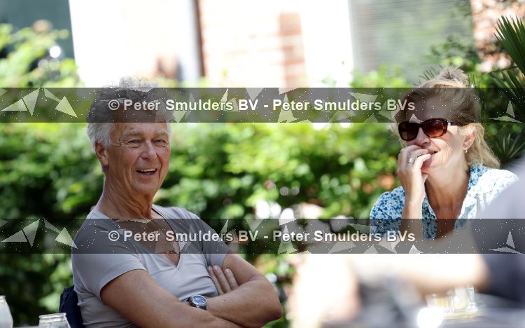 Amsterdam 16 juni 2026
Derk Bolt met een kennis op terras in Amsterdam zuid.