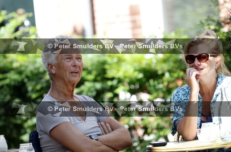 Amsterdam 16 juni 2026
Derk Bolt met een kennis op terras in Amsterdam zuid.