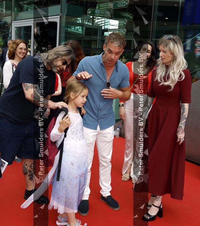 Amsterdam 31 mei 2026
Premiere Rutger Thomas en Paco 2 in Pathe Arena . Dionne Slagter kwam met haar broer (blauwe polo) en partner ( zonnebril )