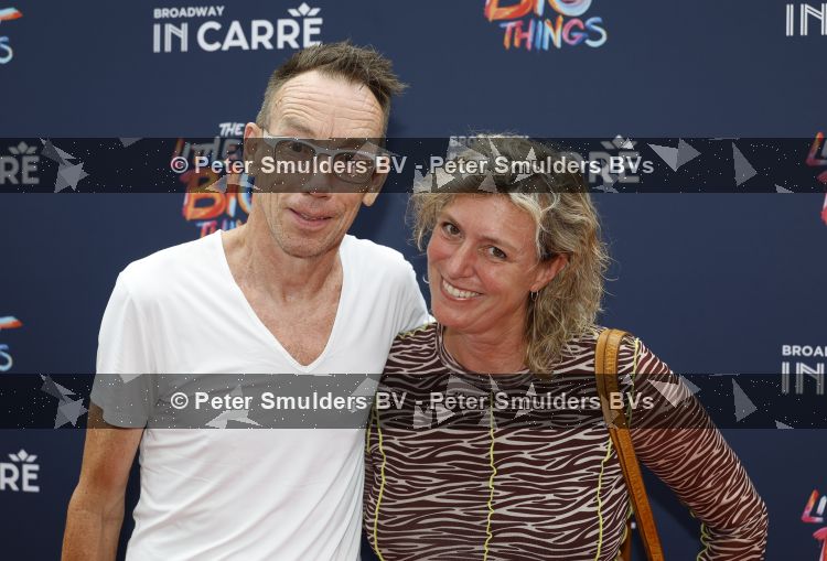 Amsterdam 28 juni 2026
Premiere the little big things in Carre . Dolf Jansen kwam met zijn vrouw 