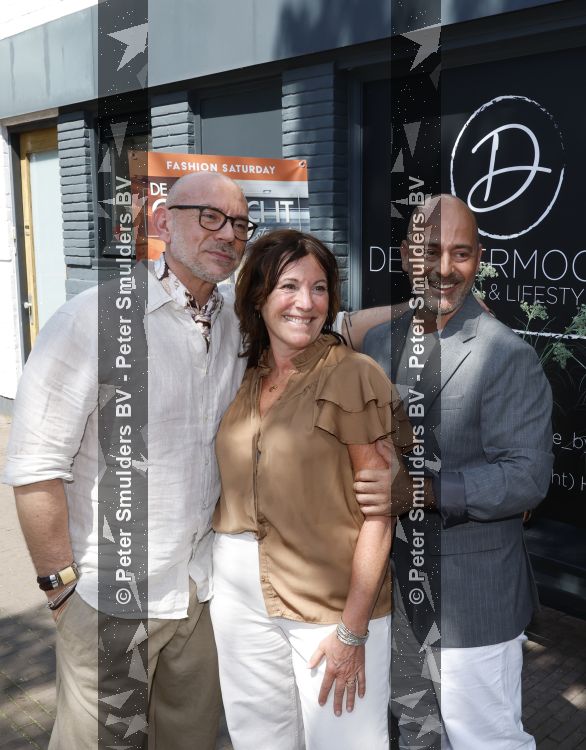 Hilversum 22 mai 2026
Domenik Romano en Ferenc Damen  van het programa MAFS in hun kleing winkel . Ze gaan met een fan op de foto