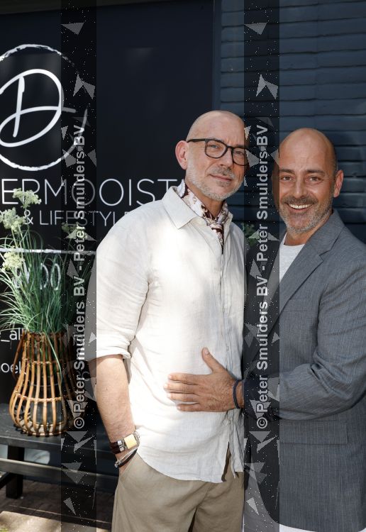 Hilversum 22 mai 2026
Domenik Romano en Ferenc Damen  van het programa MAFS in hun kleing winkel 